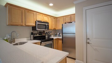 Refrigerador, microondas, horno, placa de cocina