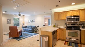 Condo, 1 Queen Bed, Kitchen | Private kitchen | Fridge, microwave, oven, stovetop