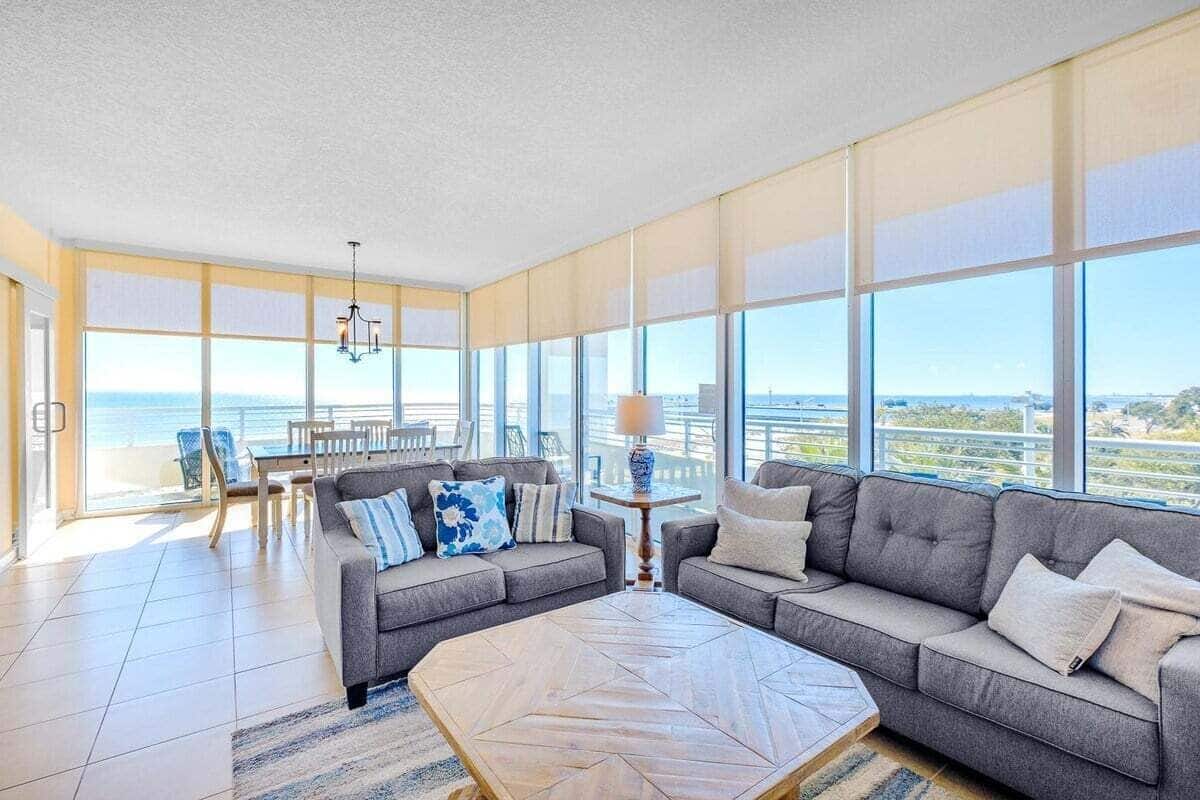 Condo, Berbilang Katil, Balcony, Ocean View (Ocean Club Unit 0204 Deluxe) | Ruang tamu | 42 inci televisyen skrin rata dengan digital