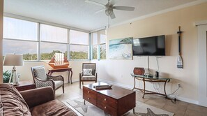 Condo, 1 cama King size y sofá cama, acceso a la alberca, vista al océano | Sala de estar | Televisión de 40 pulgadas con canales por cable
