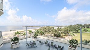 Condo, 1 giường cỡ king và sofa giường, có thể sử dụng hồ bơi, quang cảnh biển | Ban công