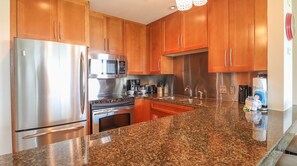 Condo, 1 cama King size y sofá cama, acceso a la alberca, vista al océano | Cocina privada | Refrigerador, microondas, horno y parrilla de estufa