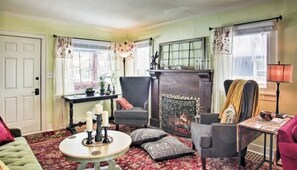 Smart TV, fireplace, DVD player, books