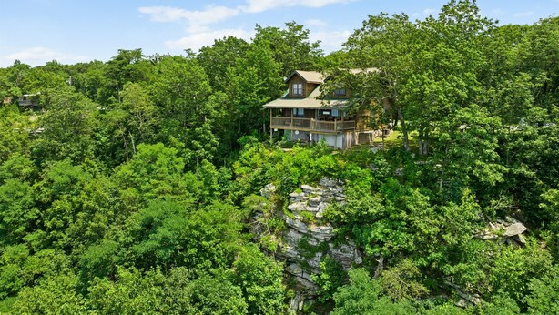 A house surrounded by dense forest, with a clear sky above. - Eagle’s Crest at Mentone-Amazing Views, sleeps 8 (Mentone)