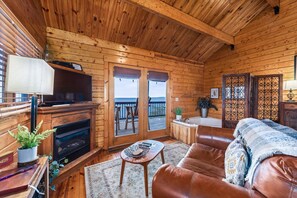 Smart TV, fireplace - Just Bluffin’ at Mentone-Hot tub for two w/brow views! (Mentone)