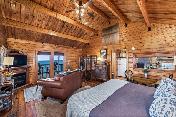 1 bedroom, iron/ironing board, free WiFi, bed sheets - Just Bluffin’ at Mentone-Hot tub for two w/brow views! (Mentone)