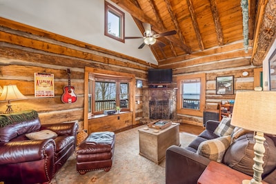 The Lookout at Mentone-log cabin with hot tub & amazing views!
