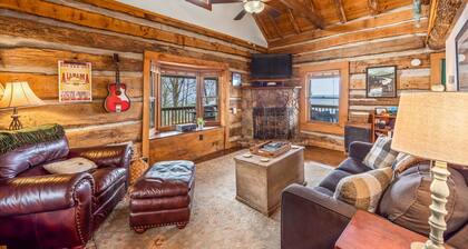 The Lookout at Mentone-log cabin with hot tub & amazing views!