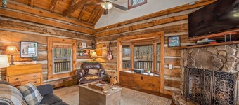 The Lookout at Mentone-log cabin with hot tub & amazing views!