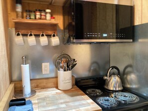 Fridge, microwave, oven, stovetop - Vineyard suite located in the orchard with private entrance-Villa Riposo Winery (Morgan Hill)