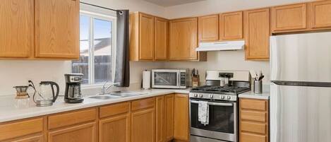 Geladeira, micro-ondas, fogão, cooktop