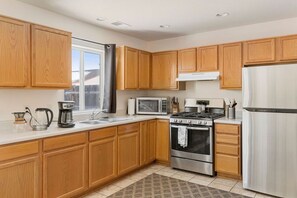 ثلاجة، ميكروويف، فرن، موقد طهي مسطح