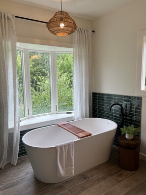 Shower, jetted bath, towels, toilet paper