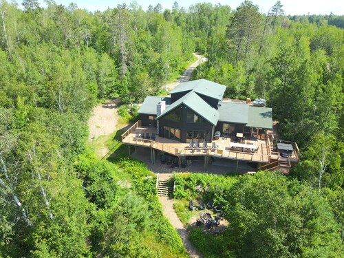 Remodeled Secluded 7 bedroom Lodge in the heart of Black Bay on Lake Vermilion 