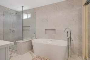 Combined shower/bathtub, hair dryer, towels, soap - Beautifully remodeted  3bed 2 bath home 5 mins to Strip (Las Vegas)