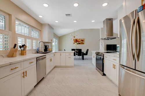 Beautifully remodeted  3bed 2 bath home 5 mins to Strip