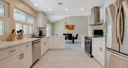 Beautifully remodeted 3bed 2 bath home 5 mins to Strip