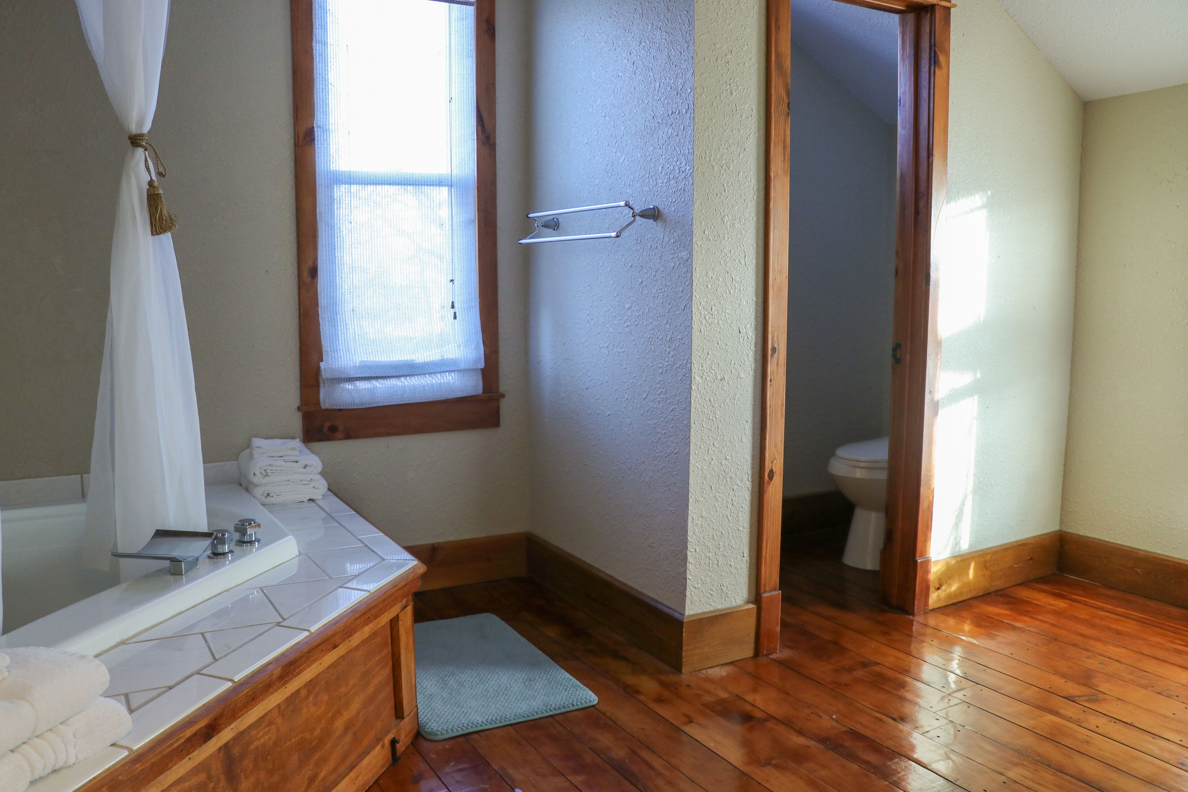 Baignoire, baignoire à jets, sèche-cheveux, serviettes fournies