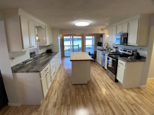 Fridge, microwave, oven, stovetop - Relaxing Lakefront Retreat on the North Shore of Lake of the Ozarks (Rocky Mount)