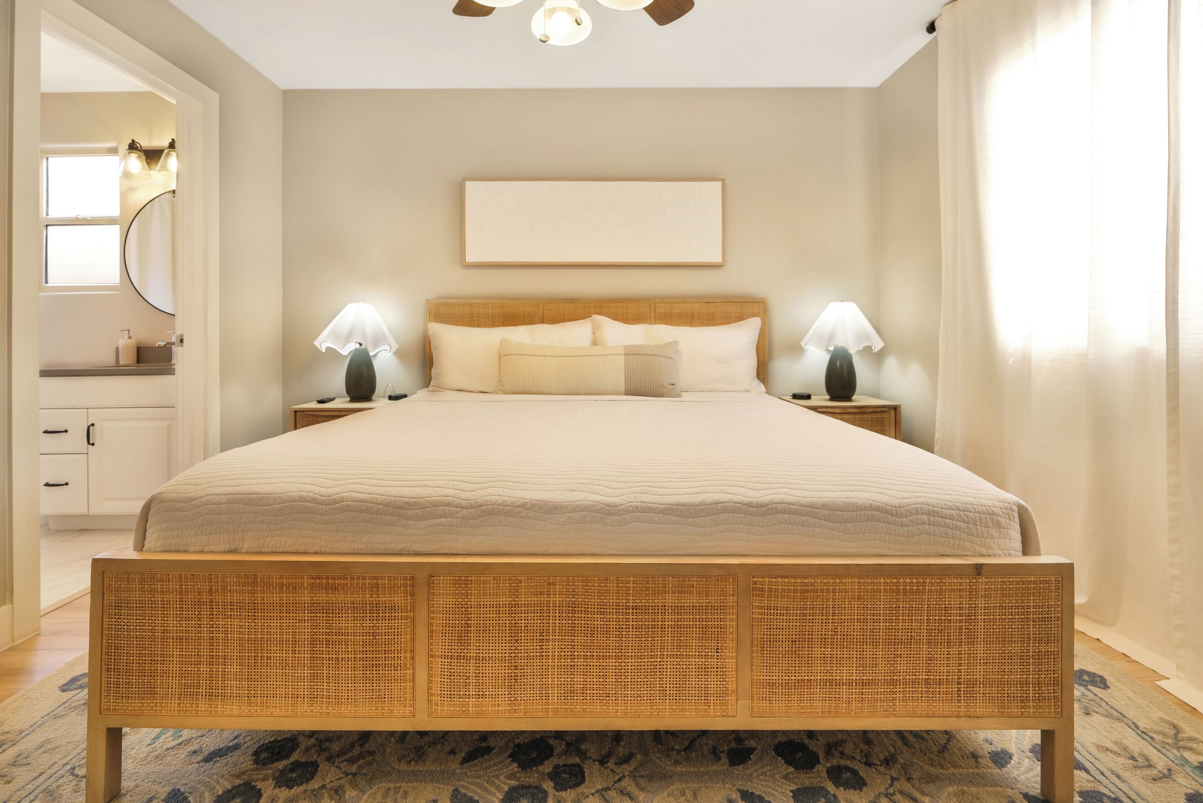 2 quartos, ferros/tábuas de passar roupa, berço de viagem