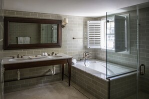 Castleton | Badezimmer | Designer-Toilettenartikel, Haartrockner, Bademäntel, Handtücher