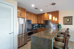 Fridge, microwave, oven, stovetop - Ocean Club 701 (Biloxi)