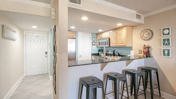 Condo, 2 camas Queen, acesso à piscina | Cozinha privada | Geladeira, micro-ondas, fogão, cooktop