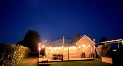 Hanigan's Cottage Connect with the country