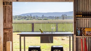 Outdoor dining - Hanigan's Cottage Connect with the country (BOLONG)