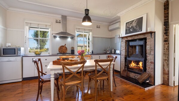 Dining - Hanigan's Cottage Connect with the country (BOLONG)