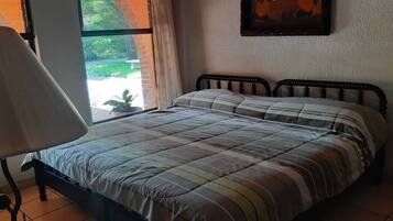 Basic Room | 1 bedroom, laptop workspace, iron/ironing board, bed sheets