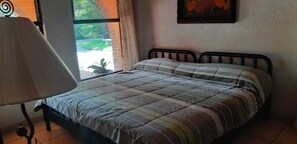 Chambre | Espace de travail pour ordinateur portable, fer et planche à repasser