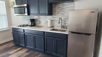 Réfrigérateur, micro-ondes, plaque de cuisson, cafetiÚre/bouilloire