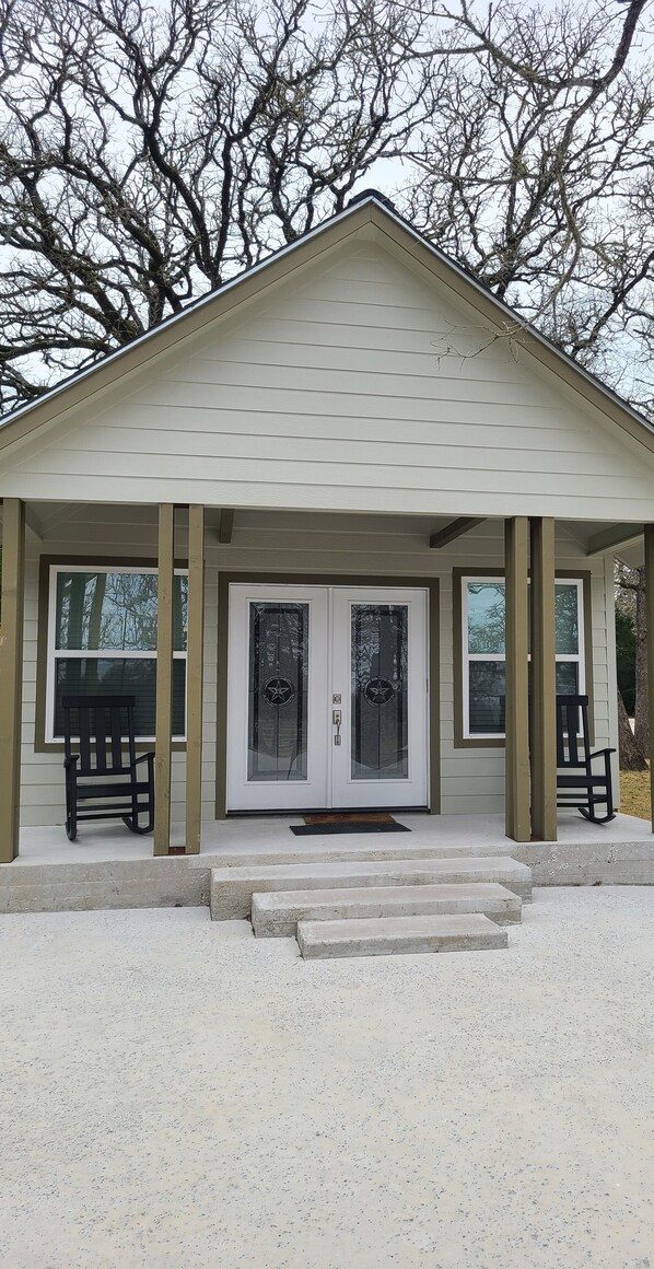 Exterior detail - Country guesthouse w/ shared pool, firepit, and outdoor kitchen access (Lexington)