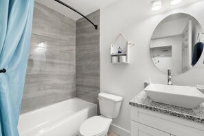 Duschwanne, Haartrockner, HandtĂŒcher, Toilettenpapier