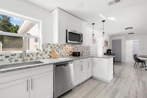 Jääkaappi, mikroaaltouuni, uuni, liesi