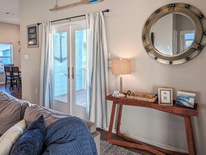 Smart-TV, Bücher, Stereoanlage