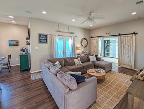 Smart-TV, Bücher, Stereoanlage