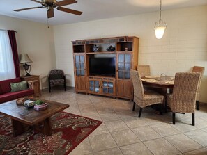 Smart TV, DVD player, video library - Desert Retreat 🏜 Your Home Away From Home (Green Valley)