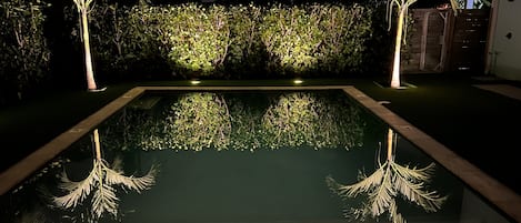 Utomhuspool och uppvärmd pool