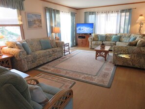 Smart-TV, Netflix, DVD-Player, Bücher