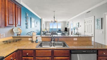 Condo, 2 quartos, vista para o oceano (2102) | Cozinha privada