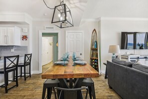 Apartamento, 4 habitaciones, balcón, vistas al mar (607) | Servicio de comidas en la habitación