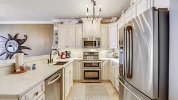 Condo, 2 Bedrooms, Balcony, Ocean View (1405) | Private kitchen