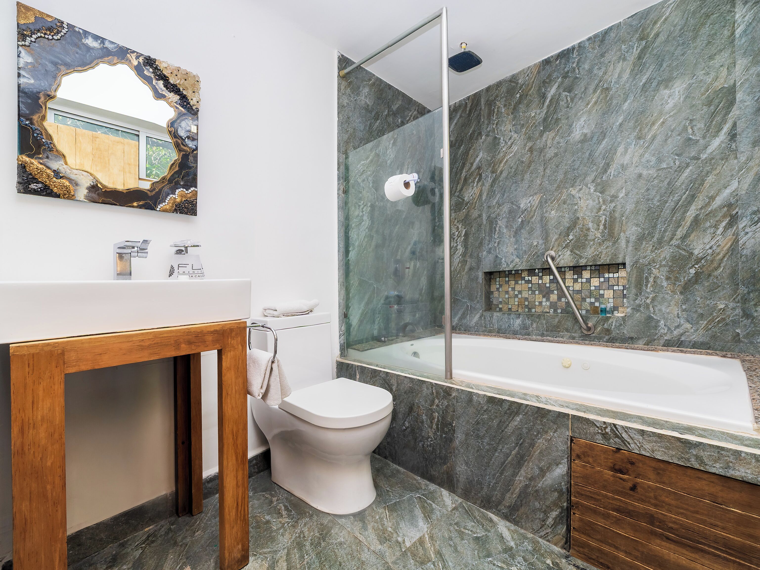 Premier Studio Suite | Bathroom