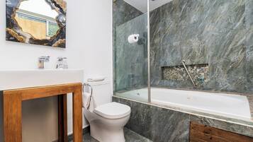 Premier Studio Suite | Bathroom