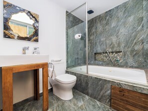 Premier Studio Suite | Bathroom | Shower, free toiletries, towels, soap
