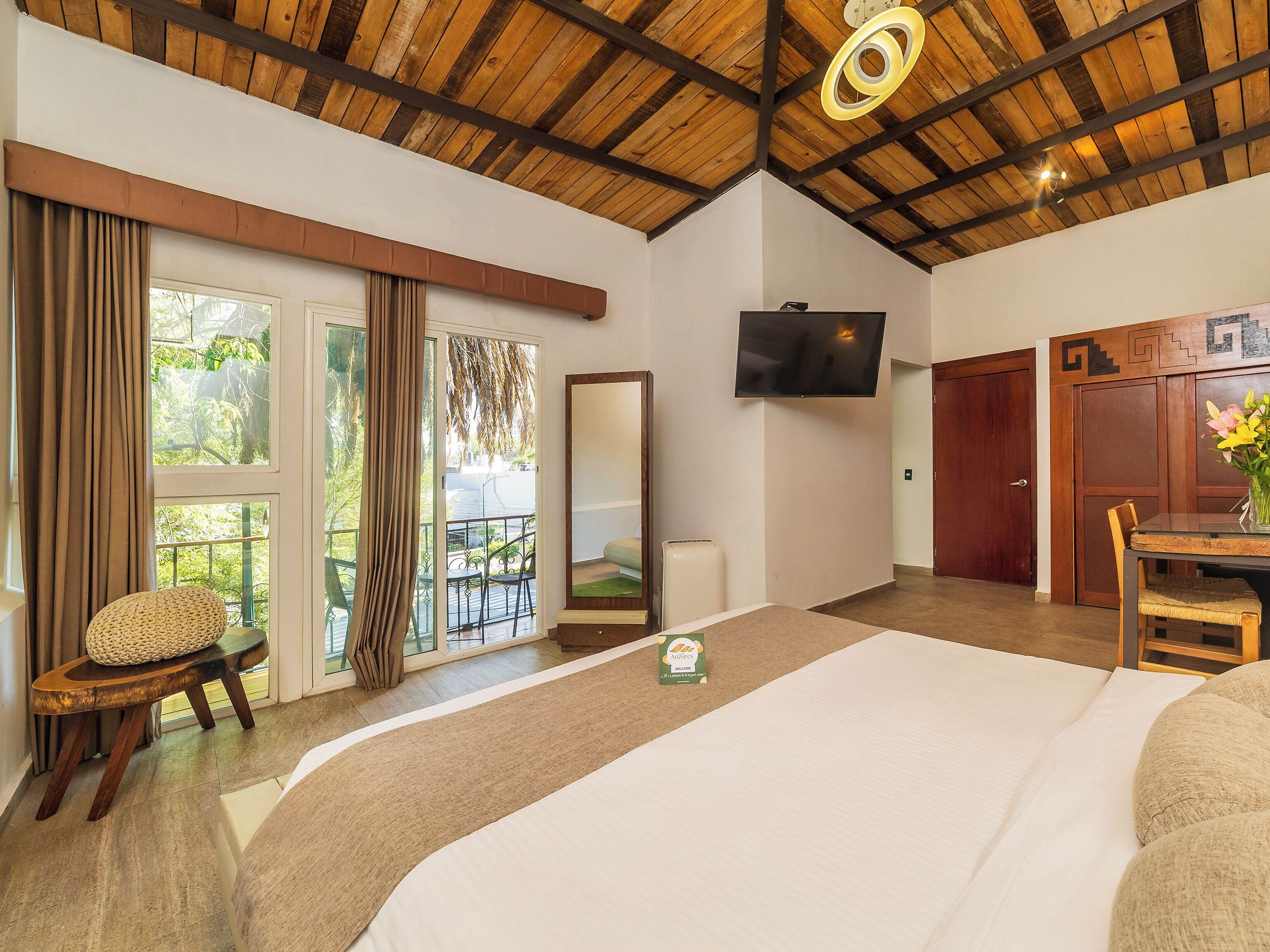 Premier Studio Suite | Hypo-allergenic bedding, desk, soundproofing, free WiFi