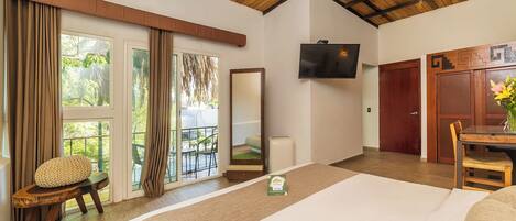 Premier Studio Suite | Hypo-allergenic bedding, desk, soundproofing, free WiFi