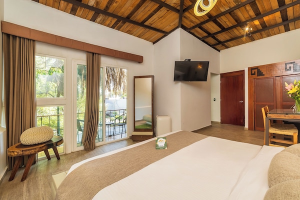 Premier Studio Suite | Hypo-allergenic bedding, desk, soundproofing, free WiFi